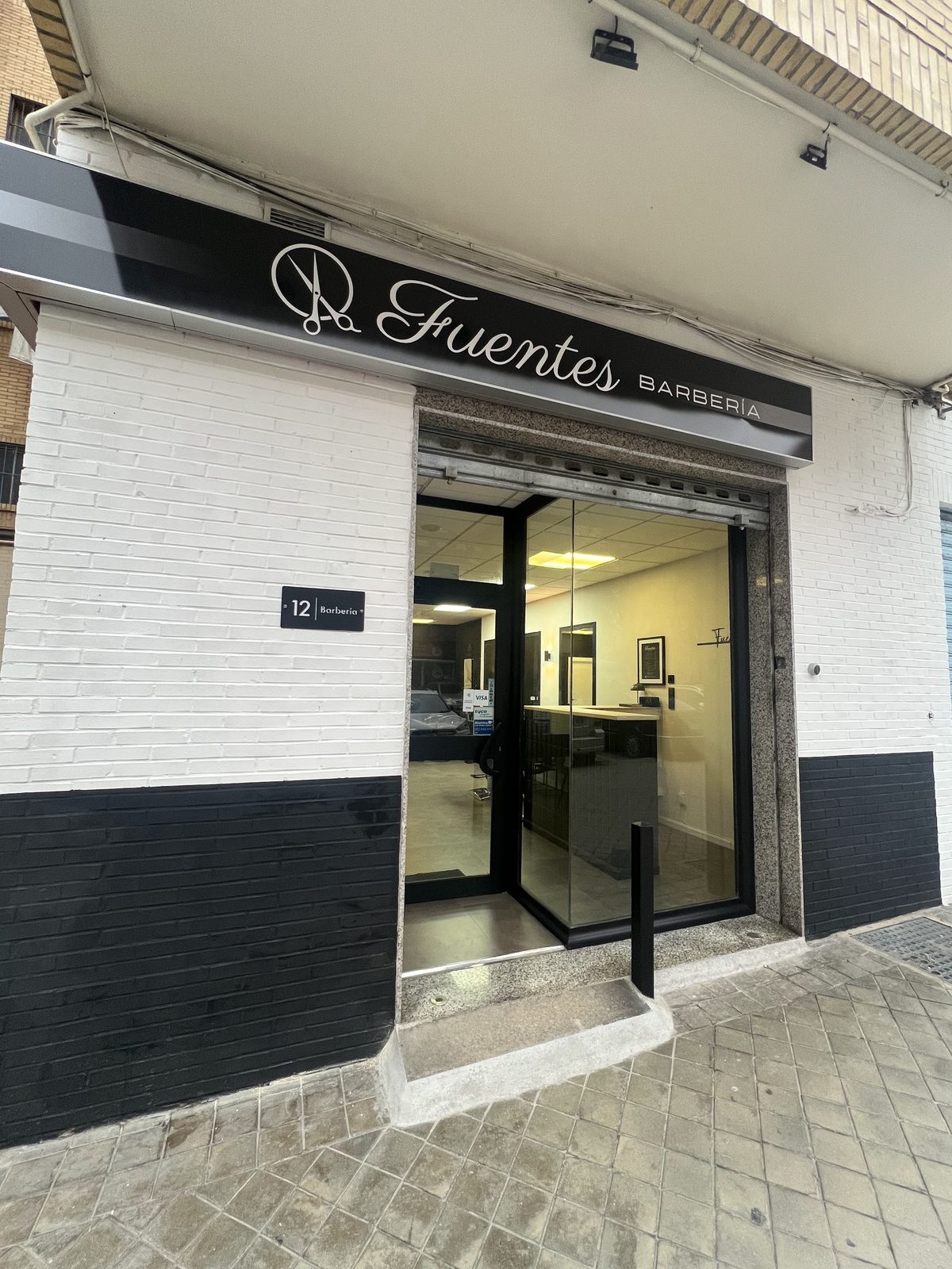 Fachada y entrada de Fuentes Barbería en Granada