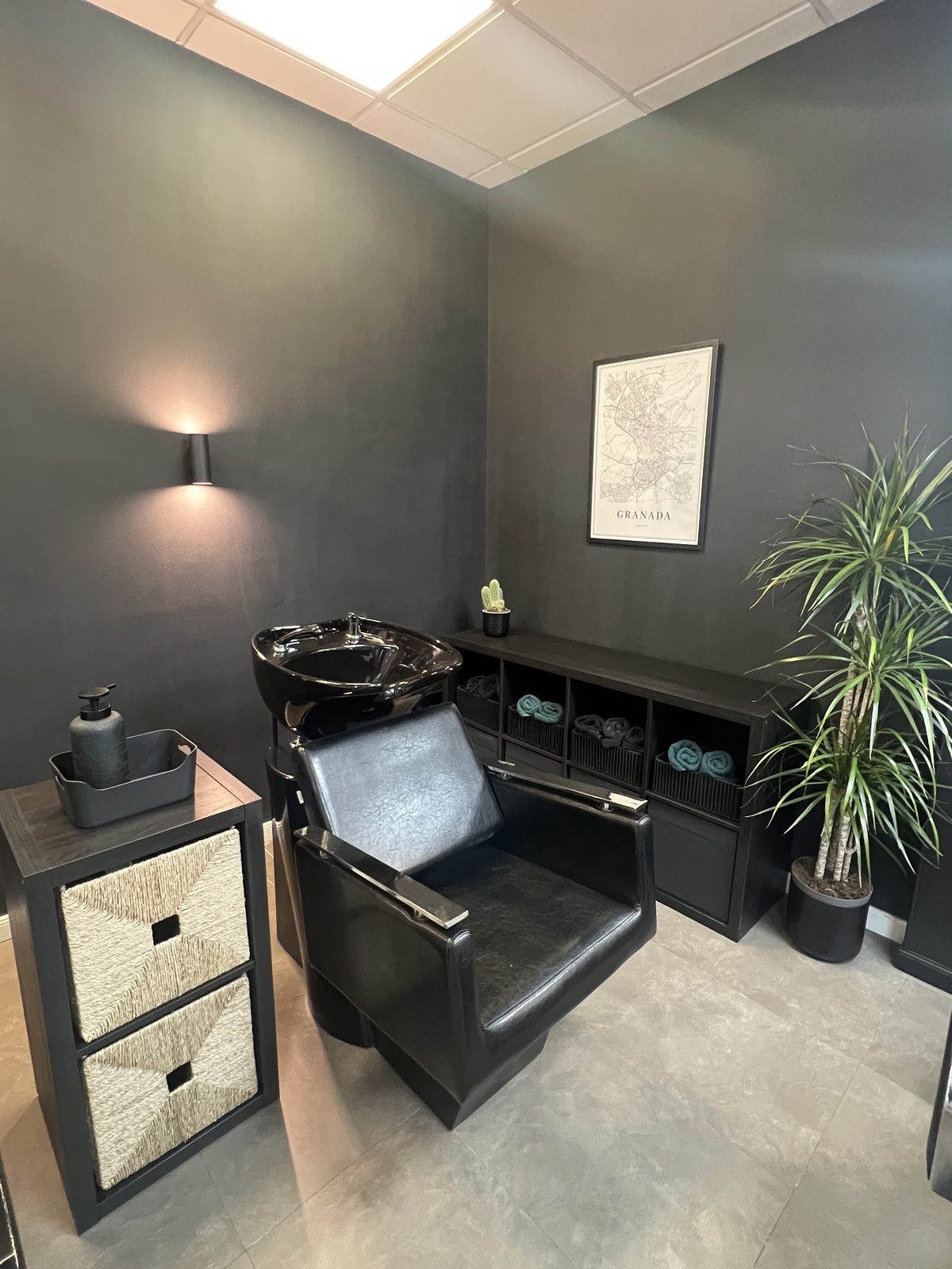 Zona de lavado con sillón y lavabo en Fuentes Barbería Granada
